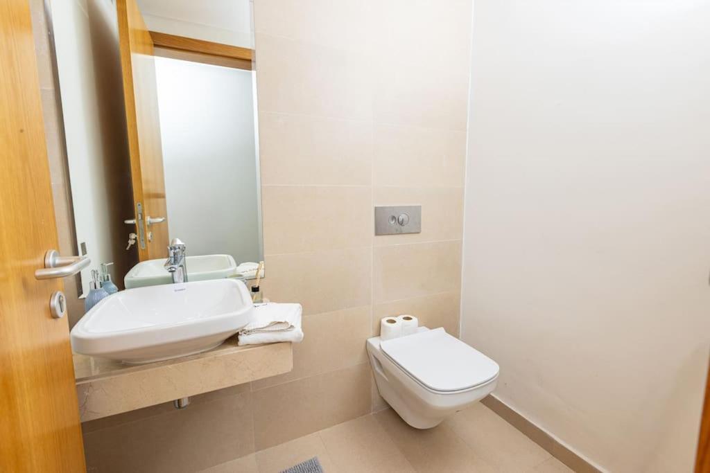 Apartamento Modern 2Br Retreat In Marina Sale Luxury Living Hajja Exterior foto